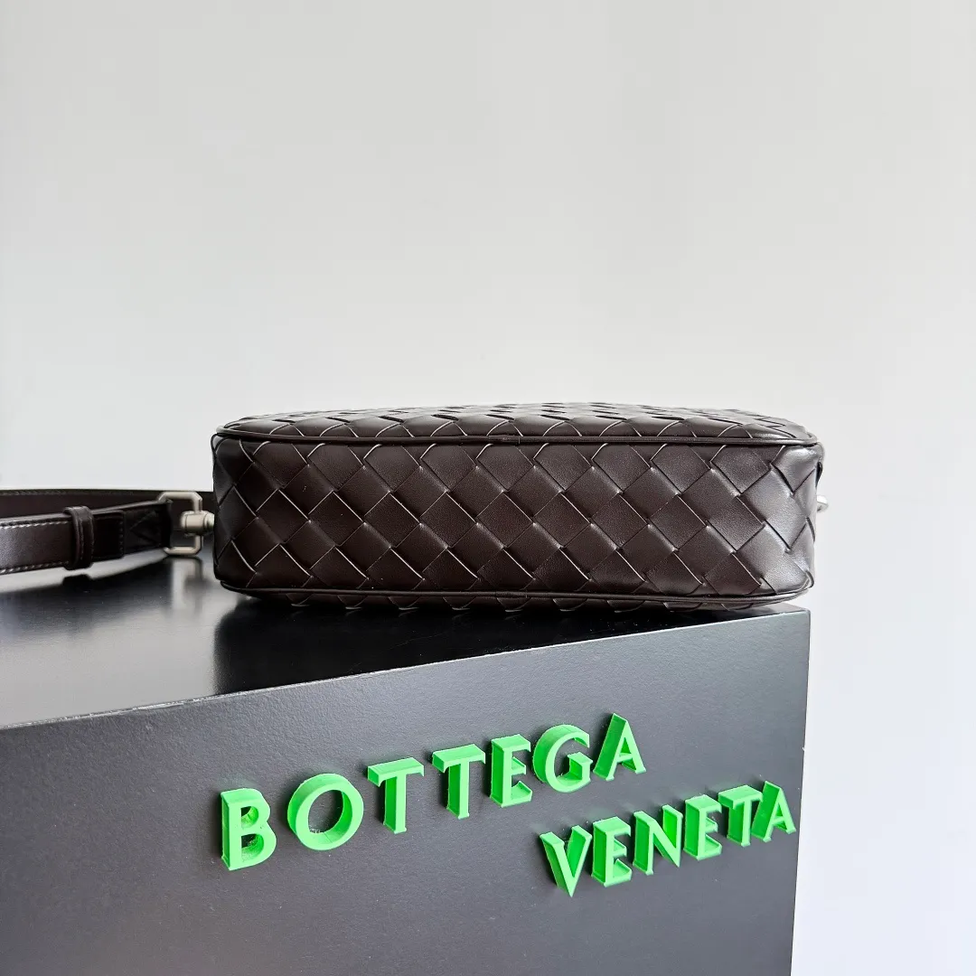 Batch 1820 BOTTEGA VENETA small INTRECCIATO woven camera bag This bv classic camera bag is a further evolution of classic woven technology, combining practicality and fashion, perfectly meeting multi-purpose needs! Classic leather handmade. Lightweight and large capacity. The shoulder strap is removable and adjustable. In addition to being worn cross-body, it can also be placed in the suitcase as a toiletry bag. It is very convenient for daily storage and classification. It also has hanging accessories to show your personality. No matter how complicated the world is, as long as you have a bag with you, everything will become better. Style number: 755923 Size: 24.5*15*6cm